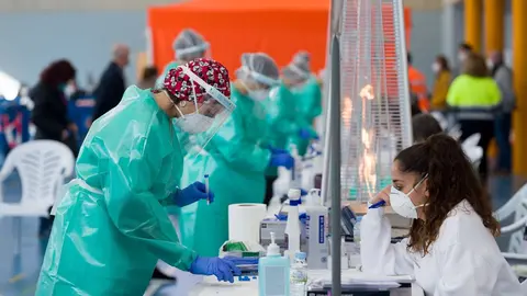 Una trabajadora sanitaria durante la realizaci&oacute;n de tests de ant&iacute;genos en el Polideportivo de ses Pa&iuml;sses, Sant Antoni, Ibiza, Islas Baleares, (Espa&ntilde;a), a 23 de enero de 2021. La Conselleria de Salut del Govern balear, en coordinaci&oacute;n con el Ayuntamiento 
