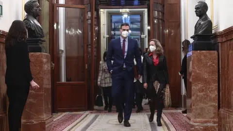 El presidente del Gobierno, Pedro S&aacute;nchez y  la vicepresidenta y ministra de Asuntos Econ&oacute;micos y Digitalizaci&oacute;n, Nadia Calvi&ntilde;o a su llegada a una sesi&oacute;n plenaria en el Congreso