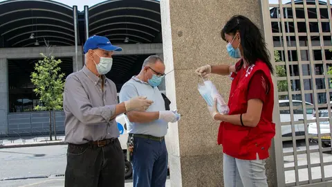 Miembro de Cruz Roja durante un reparto de mascarillas.