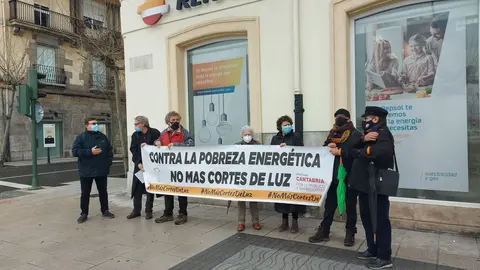 La plataforma 'Cantabria por lo p&uacute;blico' se concentra frente a la sede de Repsol