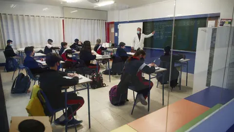Un profesor imparte clase a los alumnos de un colegio . Archivo