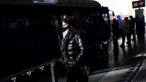 Colas de gente esperando el autob&uacute;s en Madrid (Espa&ntilde;a), a 18 de enero de 2021.