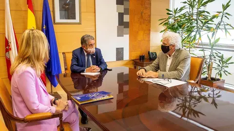 El presidente de Cantabria, Miguel &Aacute;ngel Revilla, con el presidente de la Asociaci&oacute;n de Hosteler&iacute;a, &Aacute;ngel Cuevas, y su directora, B&aacute;rbara Guti&eacute;rrez. Foto de archivo.