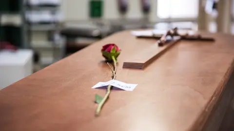 Detalle de la rosa, que los Servicios Funerarios de Madrid colocan sobre cada f&eacute;retro, en la sala previa a la incineraci&oacute;n en el Crematorio de la Almudena durante la pandemia de coronavirus en Madrid.