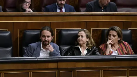 (I-D)  El vicepresidente de Derechos Sociales y Agenda 2030, Pablo Iglesias; la vicepresidenta de Asuntos Econ&oacute;micos, Nadia Calvi&ntilde;o; la vicepresidenta para la Transici&oacute;n Ecol&oacute;gica, Teresa Ribera, durante una sesi&oacute;n plenaria en el Congreso