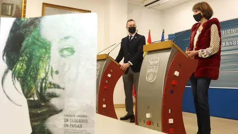 El consejero de Desarrollo Rural, Ganader&iacute;a, Pesca, Alimentaci&oacute;n y Medio Ambiente, Guillermo Blanco, acompa&ntilde;ado de la presidenta del Colegio de Ge&oacute;grafos, B&aacute;rbara Quevedo, presenta el libro &ldquo;Paisajes de Cantabria: un ge&oacute;grafo, un paisaje&rdquo;.