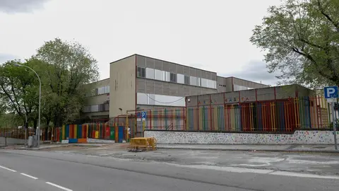 Zonas exteriores pertenecientes a un colegio cerrado en la capital el pasado 16 de abril