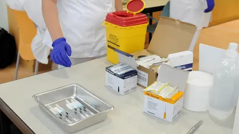 Una mesa con distintas vacunas de Covid-19 preparadas para administrar