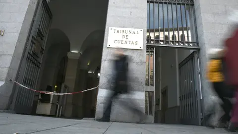 Puerta principal del edificio del Tribunal de Cuentas en la Calle Fuecarral , n&uacute;mero 81 de Madrid (Espa&ntilde;a).