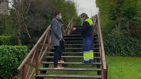 El concejal de Barrios de Astillero, Alejandro Hoz, visita las escaleras que se van a arreglar junto al encargado de Obras del Consistorio