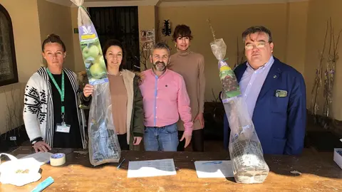 Noja.- Plantados por el D&iacute;a del &Aacute;rbol casi 250 ejemplares y repartidos otros 220 entre los vecinos