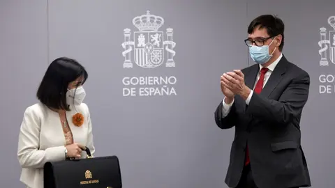 La nueva ministra de Sanidad, Carolina Darias (i) y el anterior titular de ese departamento, Salvador Illa (d), durante el acto de traspaso de la cartera del Ministerio de Sanidad, en Madrid (Espa&ntilde;a), a 27 de enero de 2021.