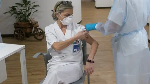 Una t&eacute;cnico auxiliar de cuidados de la residencia, Socorro Mancebo recibie la segunda dosis de la vacuna Pfizer-BioNTech contra el coronavirus en el Centro Polivalente de Recursos Residencia Mixta de Gij&oacute;n, el mismo en el que se inici&oacute; la vacunaci&oacute;n en As