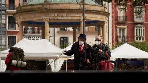 Transe&uacute;ntes pasean por una calle de Pamplona protegidos con mascarilla debido a la crisis sanitaria del Covid-19, en Pamplona, Navarra, (Espa&ntilde;a), a 11 de octubre de 2020.