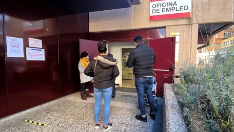 Varias personas frente a una oficina de empleo en Madrid (Espa&ntilde;a), a 5 de enero de 2021. El a&ntilde;o 2020, marcado por la crisis del Covid durante nueve de sus doce meses, rompi&oacute; con siete a&ntilde;os consecutivos de descensos del paro registrado al sumar en el conju