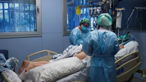 Personal sanitario atendiendo a un paciente ingresado en la Unidad de Cuidados Intensivos (UCI).