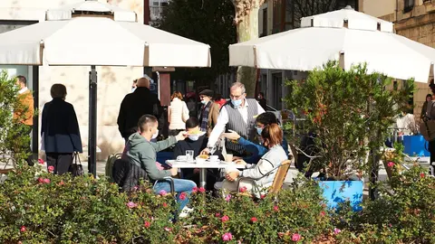 Personas sentadas en una terraza de Santander. Archivo