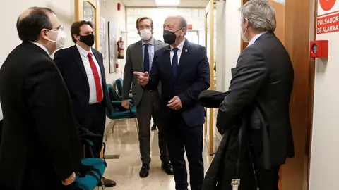 El consejero de Transporte, Javier L&oacute;pez Marcano, se re&uacute;ne con los responsables de Alsa