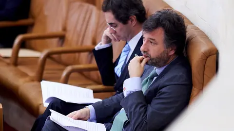 Los diputados de Vox en el Parlamento de Cantabria Armando Blanco (i) y Crist&oacute;bal Palacio (d)