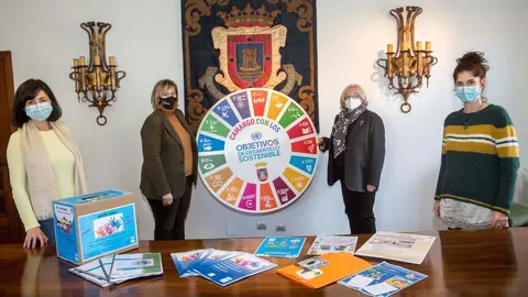 La alcaldesa y la concejala de Educaci&oacute;n de Camargo en la entrega de recursos did&aacute;cticos a centros educativos