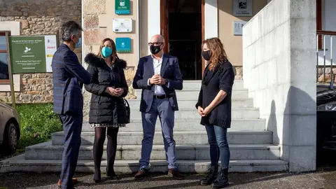 La consejera de Econom&iacute;a y Hacienda, Mar&iacute;a S&aacute;nchez, y el director de la Agencia C&aacute;ntabra de Administraci&oacute;n Tributaria, C&eacute;sar Aja, visitan la Asociaci&oacute;n de Desarrollo Rural Saja Nansa