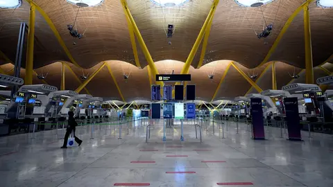 Terminal T4 casi vac&iacute;a en el Aeropuerto de Madrid-Barajas Adolfo Su&aacute;rez, en Madrid (Espa&ntilde;a),