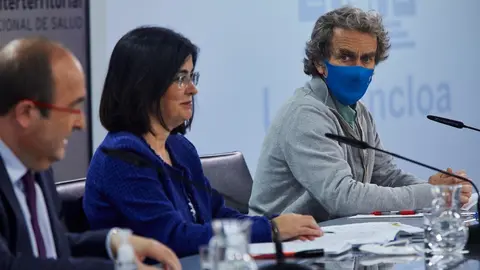 (I-D) El ministro de Pol&iacute;tica Territorial y Funci&oacute;n P&uacute;blica, Miquel Iceta, la ministra de Sanidad, Carolina Darias y el director del Centro de Coordinaci&oacute;n de Alertas y Emergencias Sanitarias (CCAES), Fernando Sim&oacute;n , comparecen en rueda de prensa tras pr