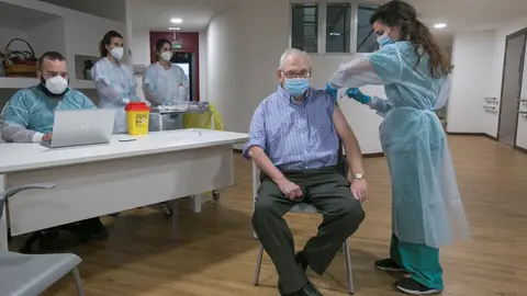 Domingo Guzm&aacute;n Nuevo de Tuya, usuario de la residencia,   recibe la segunda dosis de la vacuna Pfizer-BioNTech contra el coronavirus en el Centro Polivalente de Recursos Residencia Mixta de Gij&oacute;n
