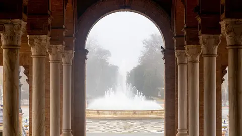 Sevilla ha amanecido con unos densos bancos de niebla que ha cubierto el &aacute;rea metropolitana. En la imagen la Plaza de Espa&ntilde;a del  Parque de Mar&iacute;a Luisa. Sevilla a 27 de enero del 2020
