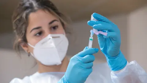 Nerea Bernardo, enfermera de Atenci&oacute;n Primaria del &aacute;rea sanitaria V, prepara la segunda dosis de la vacuna Pfizer-BioNTech contra el coronavirus
