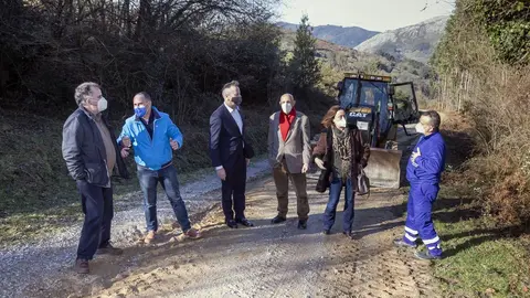 El consejero de Desarrollo Rural, Guillermo Blanco, visita las labores de mejora de caminos rurales del servicio de estructuras agrarias en San Felices de Buelna