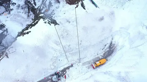 Vista a&eacute;rea del Puerto de San Isidro, en Aller, donde contin&uacute;an las labores de b&uacute;squeda del operario desaparecido el pasado 1 de enero tras un alud que arrastr&oacute; la m&aacute;quina quitanieves en la que trabajaba.