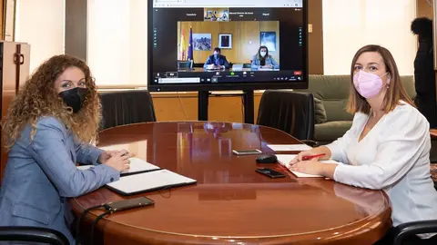 La Delegada Del Gobierno En Cantabria, Ainoa Qui&ntilde;ones (I), Y La Consejera De Econom&iacute;a Y Hacienda, Mar&iacute;a S&aacute;nchez (D) Se Re&uacute;nen Telem&aacute;ticamente Con El Secretario General De Industria Y PYME