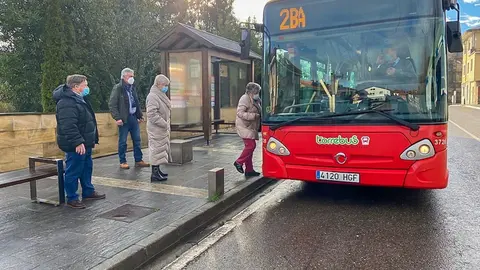La alcaldesa de Polanco, Rosa D&iacute;az, en la parada del Torrebus el primer d&iacute;a de su llegada al municipio