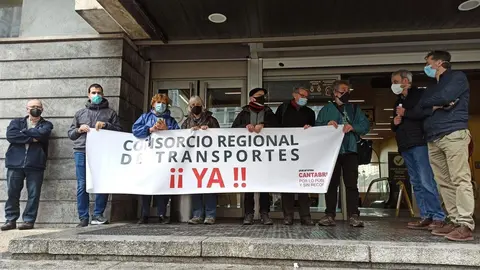 Concentraci&oacute;n de la plataforma Cantabria por lo P&uacute;blico para pedir la creaci&oacute;n de un Consorcio de Transportes
