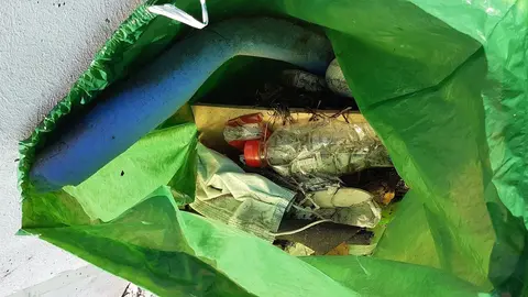 Mascarillas y guantes entre residuos recogidos del litoral