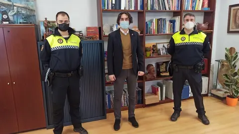 Alcalde de Astillero con dos nuevos polic&iacute;as locales