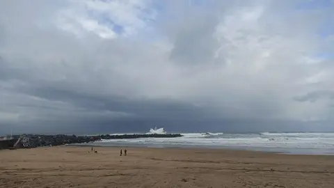 Oleaje en la playa de la Zurriola en San Sebasti&aacute;n