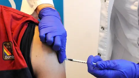 Un bombero recibe la primera dosis de la vacuna de Covid-19