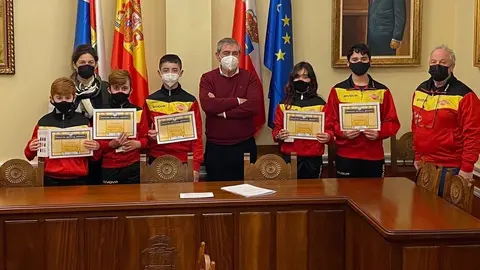 El Ayuntamiento de Suances recibe a varios karatekas