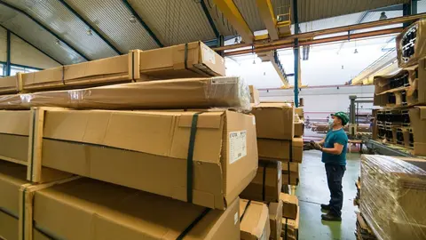 Un trabajador durante en una empresa de perfiles met&aacute;licos