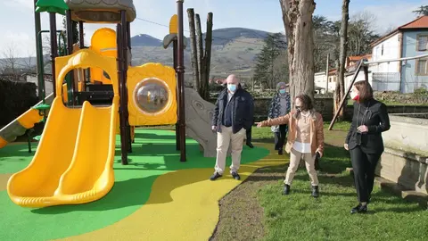 La consejera de Presidencia, Paula Fern&aacute;ndez, visita las obras del parque de Santa Cruz de Molledo