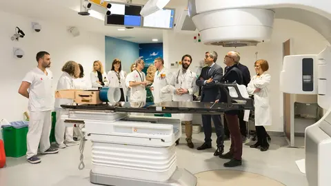 El vicepresidente y consejero de Universidades, Igualdad, Cultura y Deporte, Pablo Zuloaga, y el consejero de Sanidad, Miguel Rodr&iacute;guez, en una visita al servicio de Oncolog&iacute;a Radioter&aacute;pica de Valdecilla. Archivo.