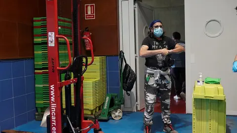 Un pescador se limpia las manos con hidrogel antes de someterse a un test r&aacute;pido de Covid 19 en la costera del bocarte de 2020