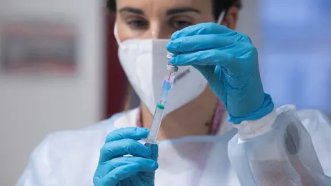 Una enfermera prepara la segunda dosis de la vacuna Pfizer-BioNTech contra el coronavirus