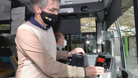 El concejal de Movilidad, C&eacute;sar D&iacute;az, muestra el pago sin contacto en el TUS