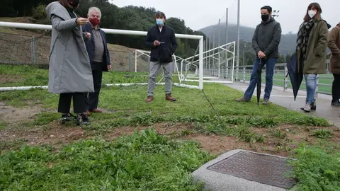 La consejera de Presidencia , Paula Fern&aacute;ndez, visita las obras del campo de f&uacute;tbol de Villaescusa