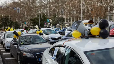 Caravana de coches en la plaza de Cibeles, en Madrid, en la concentraci&oacute;n de este domingo para protestar contra la contrataci&oacute;n temporal en las administraciones p&uacute;blicas