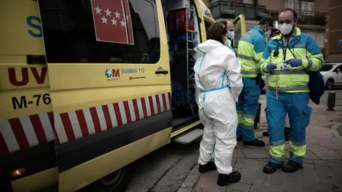 Varios trabajadores de una UVI m&oacute;vil del SUMMA 112 durante una jornada de trabajo, en Madrid (Espa&ntilde;a), a 29 de enero de 2021.
