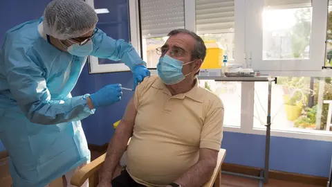 Imagen de la vacunaci&oacute;n contra el Covid en una residencia de San Pedro del Pinatar, en Murcia. Coronavirus